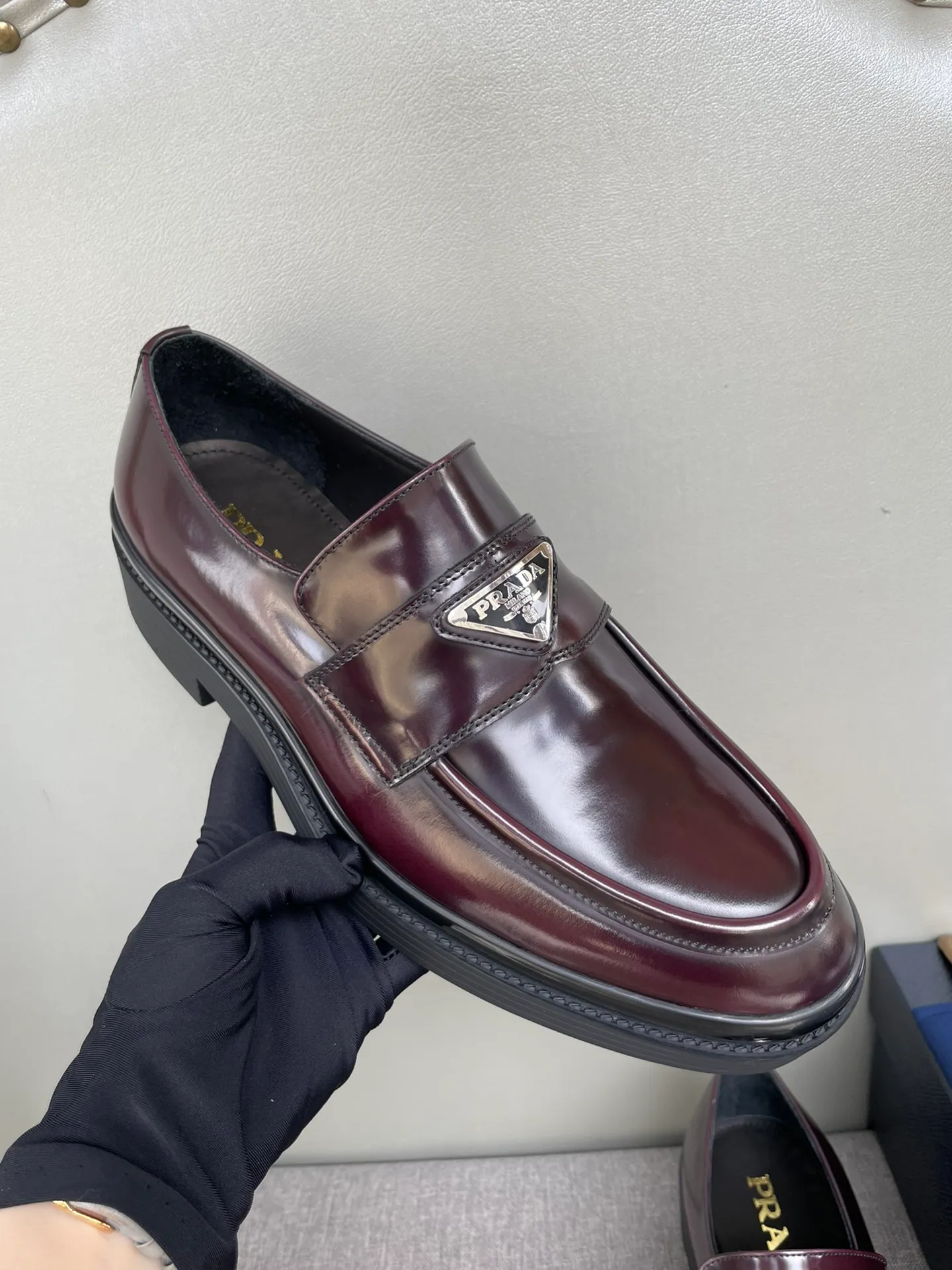 Men's shoes 💰860 💰Best recommendation✨PRADA Prada top purchasing quality imported upper with color-brushed edge beads carved toe design cowhide lining private molded TPU outsole non-slip, wear-resistant and elastic fashionable and versatile burgundy black blue 39-44 in stock (38, 45 customized for replacement, return and exchange)